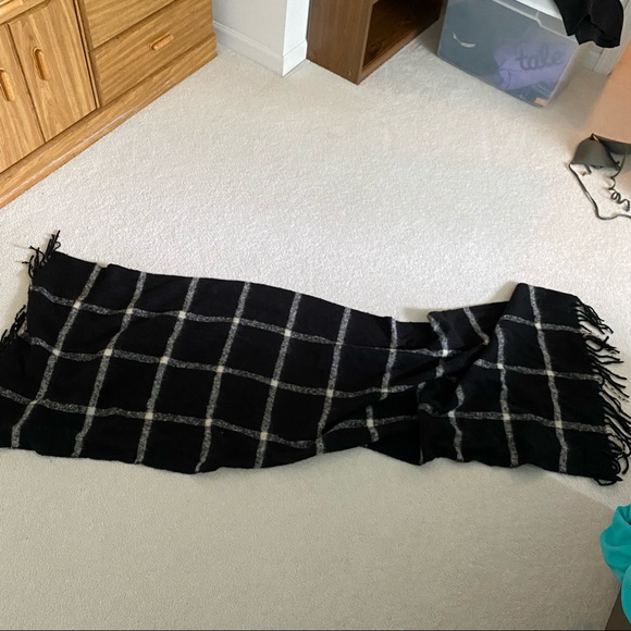 Steve Madden blanket scarf wrap - Picture 3 of 3